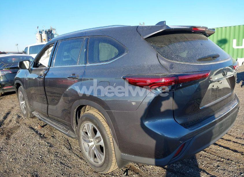 Photo 3 of 2021 Toyota Highlander XLE (VIN 5TDHZRBH1MS150363)