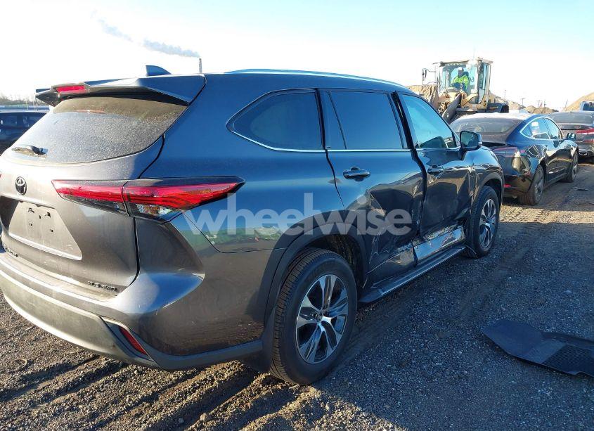 Photo 4 of 2021 Toyota Highlander XLE (VIN 5TDHZRBH1MS150363)