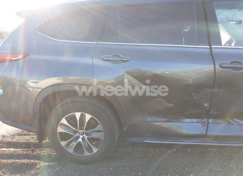 Photo 6 of 2021 Toyota Highlander XLE (VIN 5TDHZRBH1MS150363)