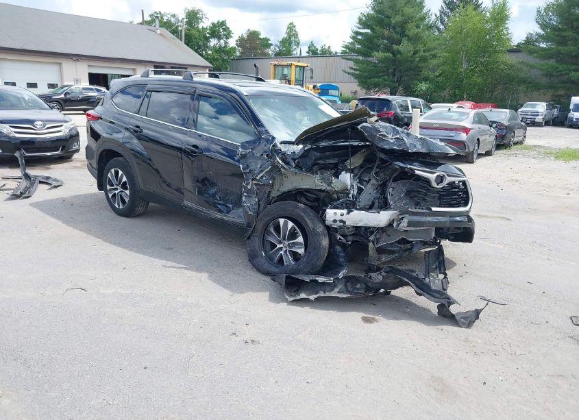 2021 Toyota Highlander XLE (VIN 5TDHZRBH1MS157233) main photo