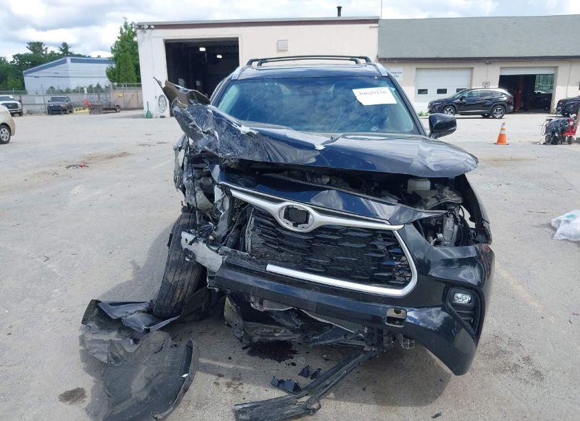 Photo 13 of 2021 Toyota Highlander XLE (VIN 5TDHZRBH1MS157233)