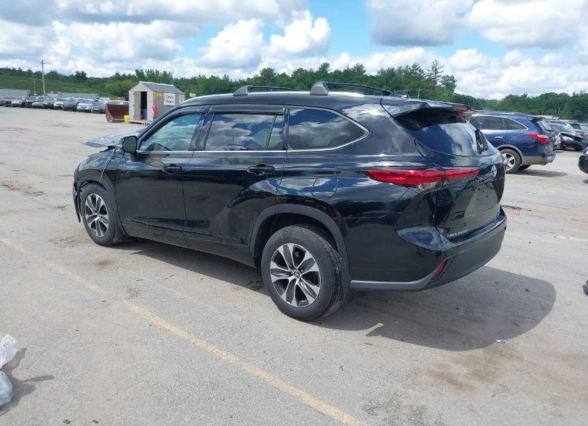 Photo 3 of 2021 Toyota Highlander XLE (VIN 5TDHZRBH1MS157233)