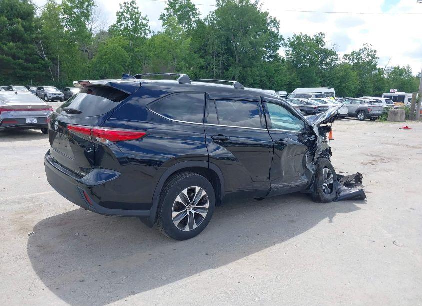 Photo 4 of 2021 Toyota Highlander XLE (VIN 5TDHZRBH1MS157233)