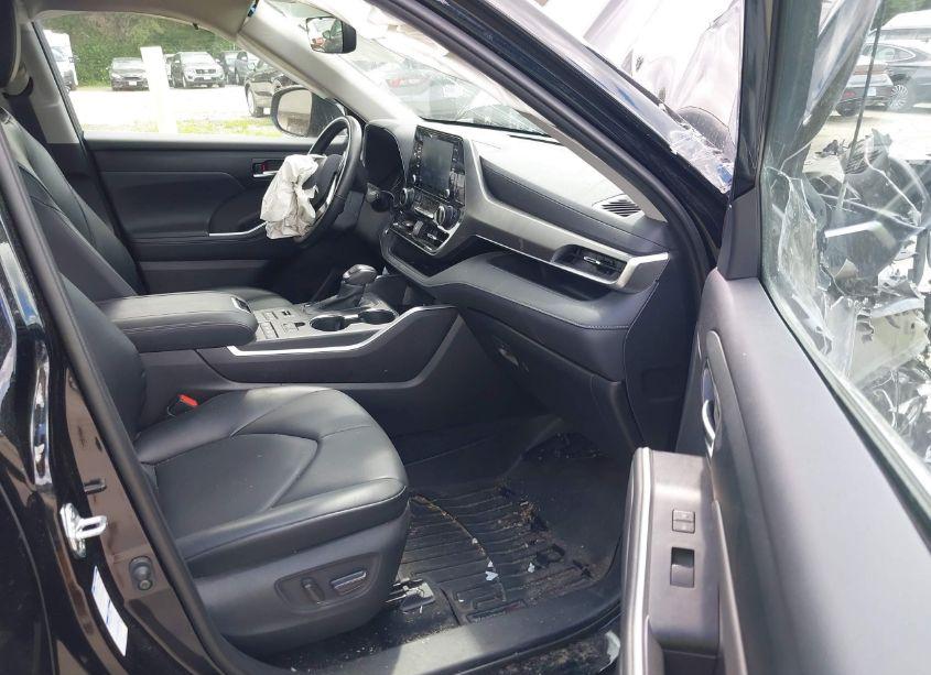 Photo 5 of 2021 Toyota Highlander XLE (VIN 5TDHZRBH1MS157233)