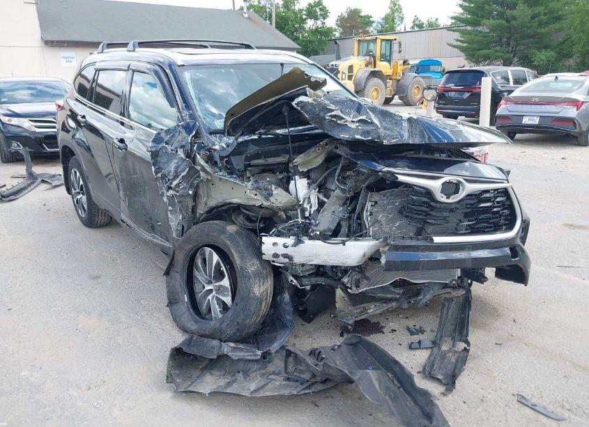 Photo 6 of 2021 Toyota Highlander XLE (VIN 5TDHZRBH1MS157233)