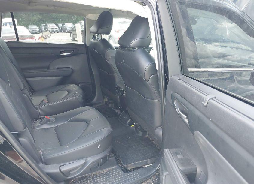 Photo 8 of 2021 Toyota Highlander XLE (VIN 5TDHZRBH1MS157233)