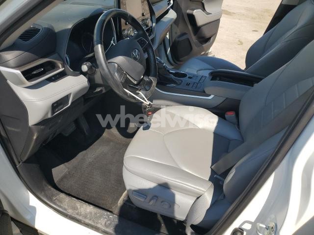 Photo 5 of 2021 TOYOTA HIGHLANDER XLE (VIN 5TDHZRBH1MS540296)