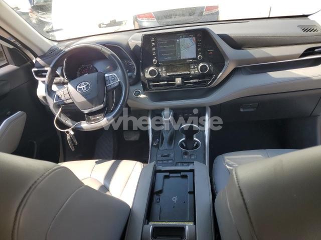 Photo 6 of 2021 TOYOTA HIGHLANDER XLE (VIN 5TDHZRBH1MS540296)