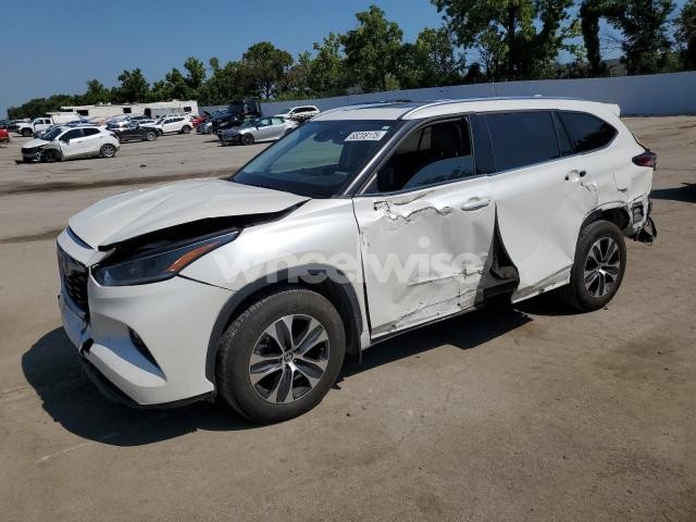 Photo 8 of 2021 TOYOTA HIGHLANDER XLE (VIN 5TDHZRBH1MS540296)