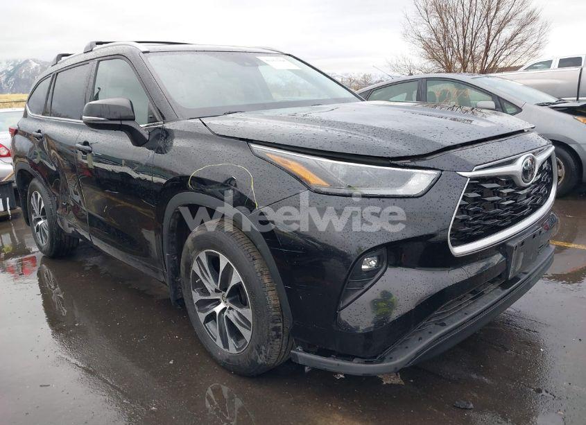 2022 Toyota Highlander XLE (VIN 5TDHZRBH1NS178018) main photo