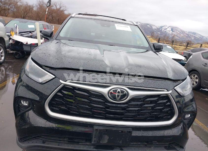 Photo 12 of 2022 Toyota Highlander XLE (VIN 5TDHZRBH1NS178018)
