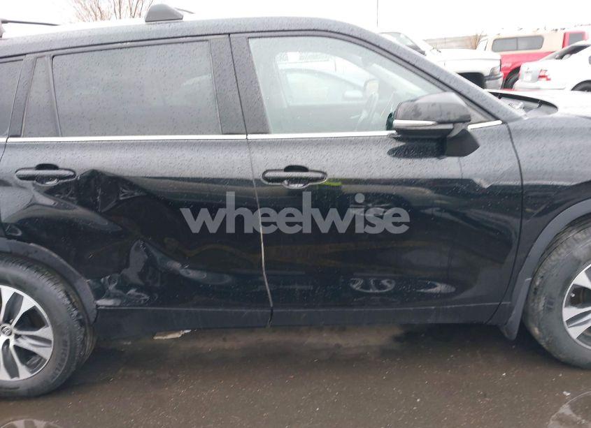 Photo 13 of 2022 Toyota Highlander XLE (VIN 5TDHZRBH1NS178018)