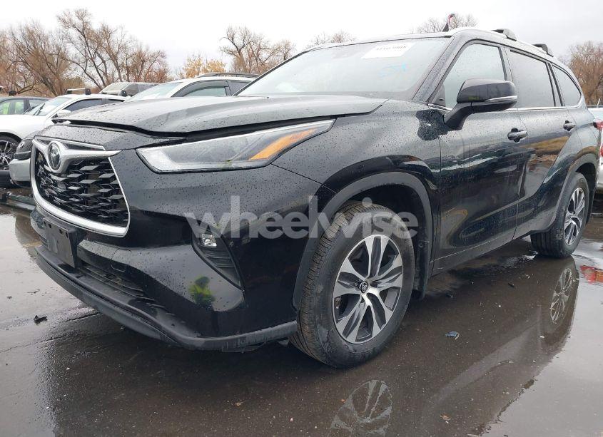 Photo 2 of 2022 Toyota Highlander XLE (VIN 5TDHZRBH1NS178018)