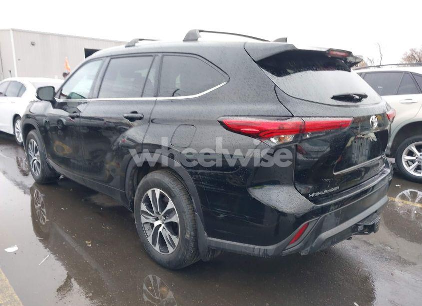 Photo 3 of 2022 Toyota Highlander XLE (VIN 5TDHZRBH1NS178018)