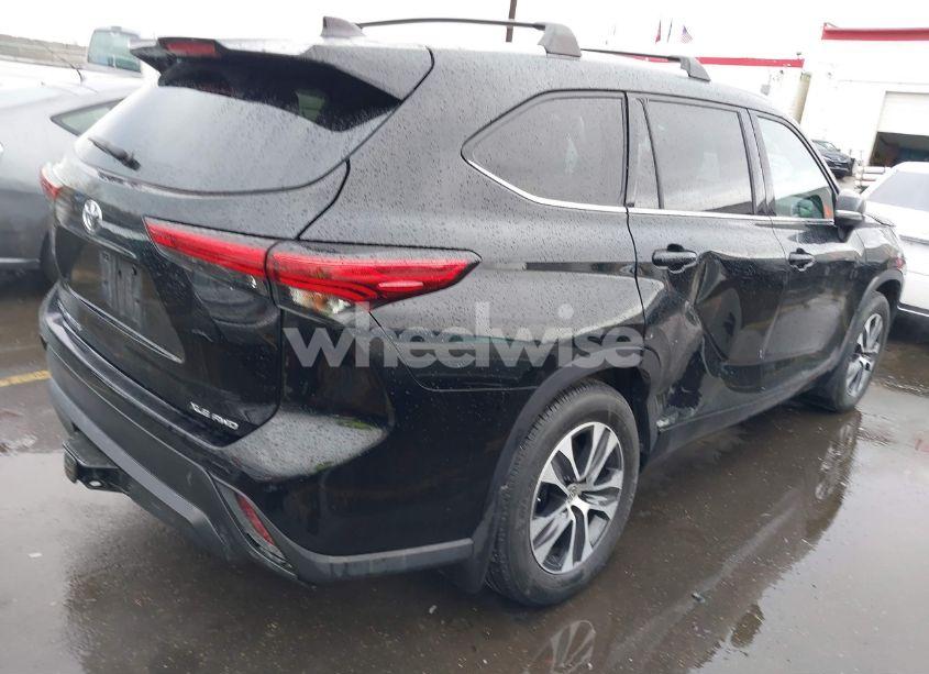 Photo 4 of 2022 Toyota Highlander XLE (VIN 5TDHZRBH1NS178018)