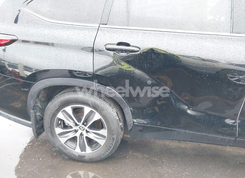 Photo 6 of 2022 Toyota Highlander XLE (VIN 5TDHZRBH1NS178018)