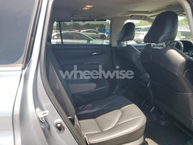 Photo 13 of 2021 TOYOTA HIGHLANDER XLE (VIN 5TDHZRBH2MS090349)