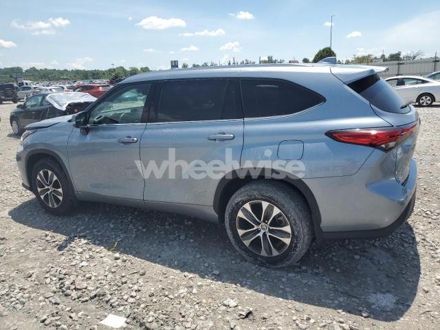 Photo 2 of 2021 TOYOTA HIGHLANDER XLE (VIN 5TDHZRBH2MS090349)