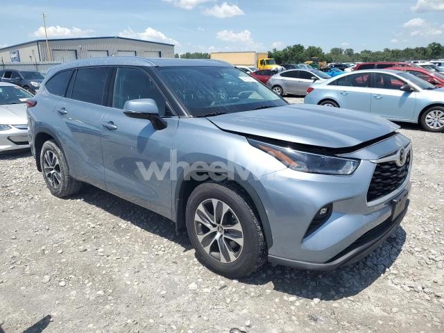 Photo 3 of 2021 TOYOTA HIGHLANDER XLE (VIN 5TDHZRBH2MS090349)