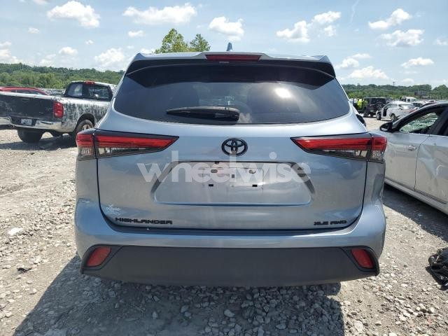 Photo 4 of 2021 TOYOTA HIGHLANDER XLE (VIN 5TDHZRBH2MS090349)