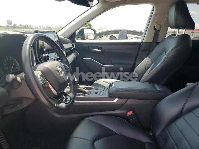 Photo 5 of 2021 TOYOTA HIGHLANDER XLE (VIN 5TDHZRBH2MS090349)