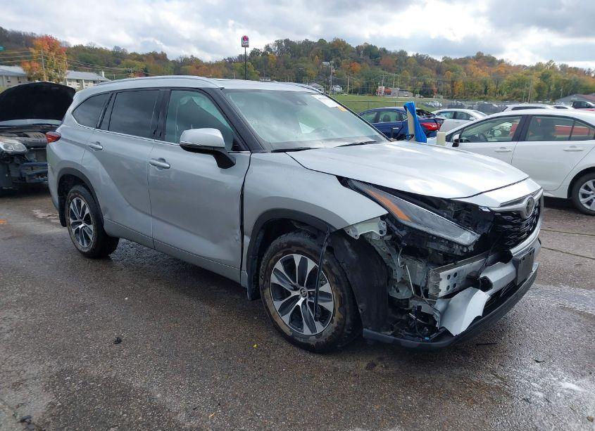 2021 Toyota Highlander XLE (VIN 5TDHZRBH2MS535768) main photo