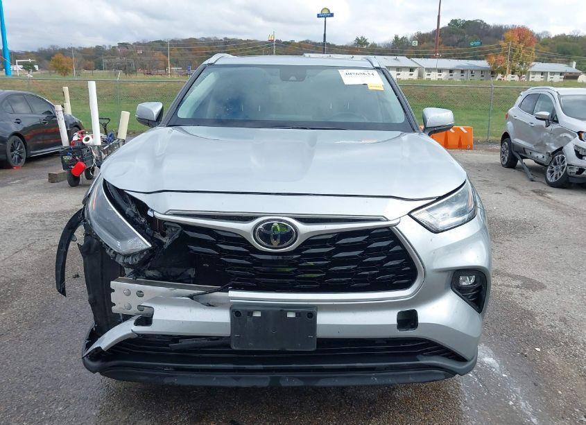 Photo 13 of 2021 Toyota Highlander XLE (VIN 5TDHZRBH2MS535768)
