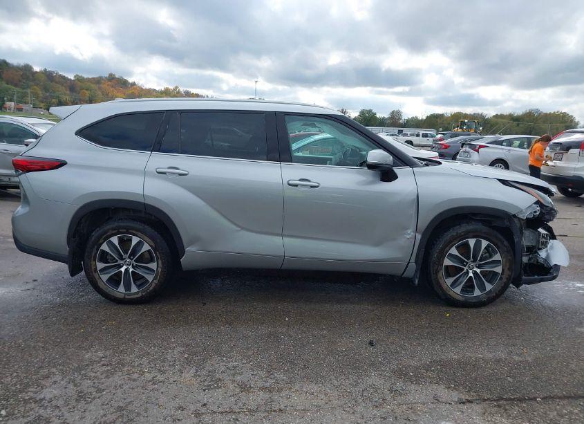 Photo 14 of 2021 Toyota Highlander XLE (VIN 5TDHZRBH2MS535768)