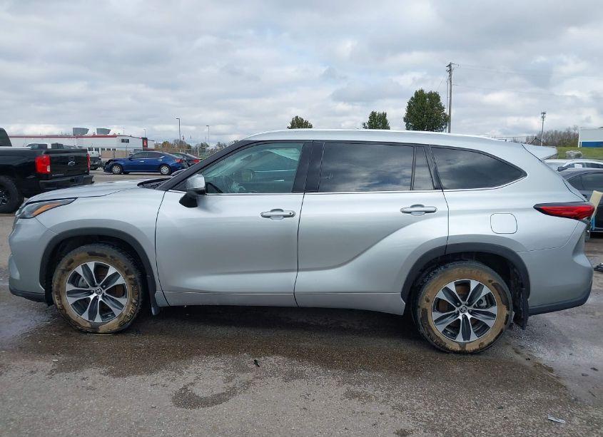 Photo 15 of 2021 Toyota Highlander XLE (VIN 5TDHZRBH2MS535768)