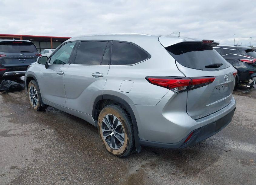 Photo 3 of 2021 Toyota Highlander XLE (VIN 5TDHZRBH2MS535768)