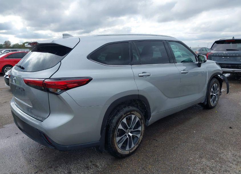 Photo 4 of 2021 Toyota Highlander XLE (VIN 5TDHZRBH2MS535768)