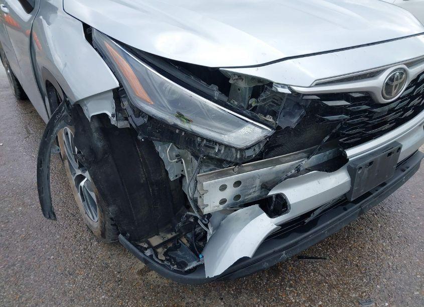 Photo 6 of 2021 Toyota Highlander XLE (VIN 5TDHZRBH2MS535768)