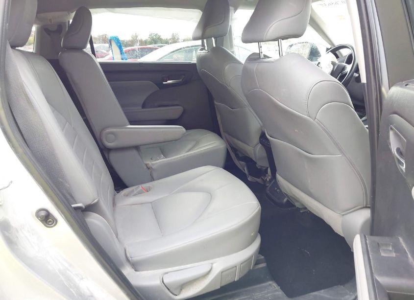 Photo 8 of 2021 Toyota Highlander XLE (VIN 5TDHZRBH2MS535768)