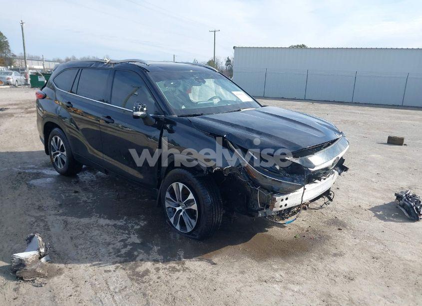 2022 Toyota Highlander XLE (VIN 5TDHZRBH2NS257729) main photo
