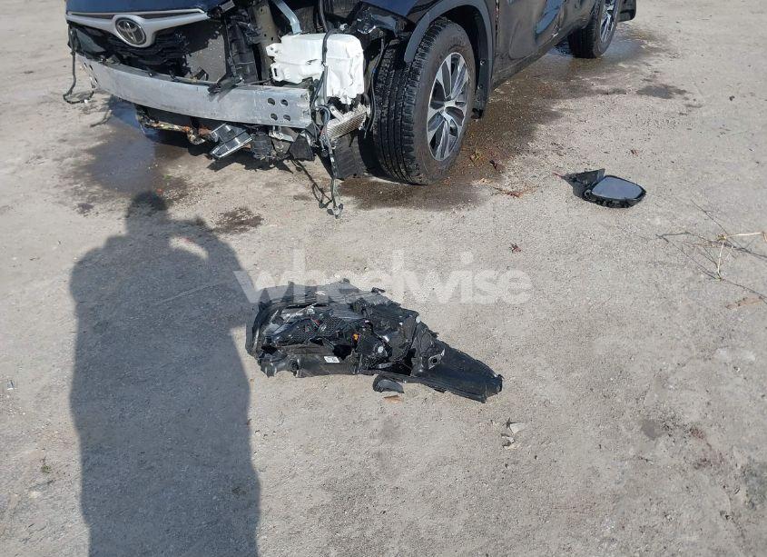 Photo 12 of 2022 Toyota Highlander XLE (VIN 5TDHZRBH2NS257729)