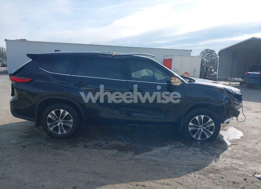 Photo 14 of 2022 Toyota Highlander XLE (VIN 5TDHZRBH2NS257729)