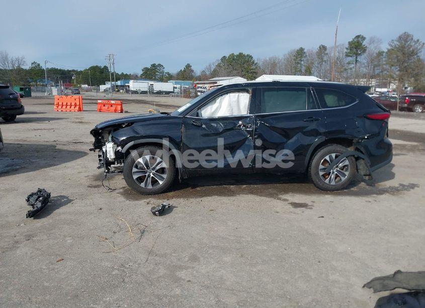 Photo 15 of 2022 Toyota Highlander XLE (VIN 5TDHZRBH2NS257729)