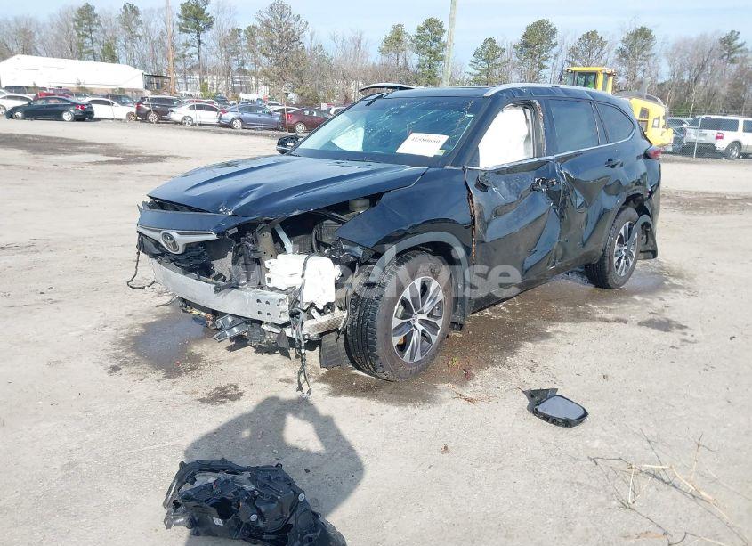 Photo 2 of 2022 Toyota Highlander XLE (VIN 5TDHZRBH2NS257729)