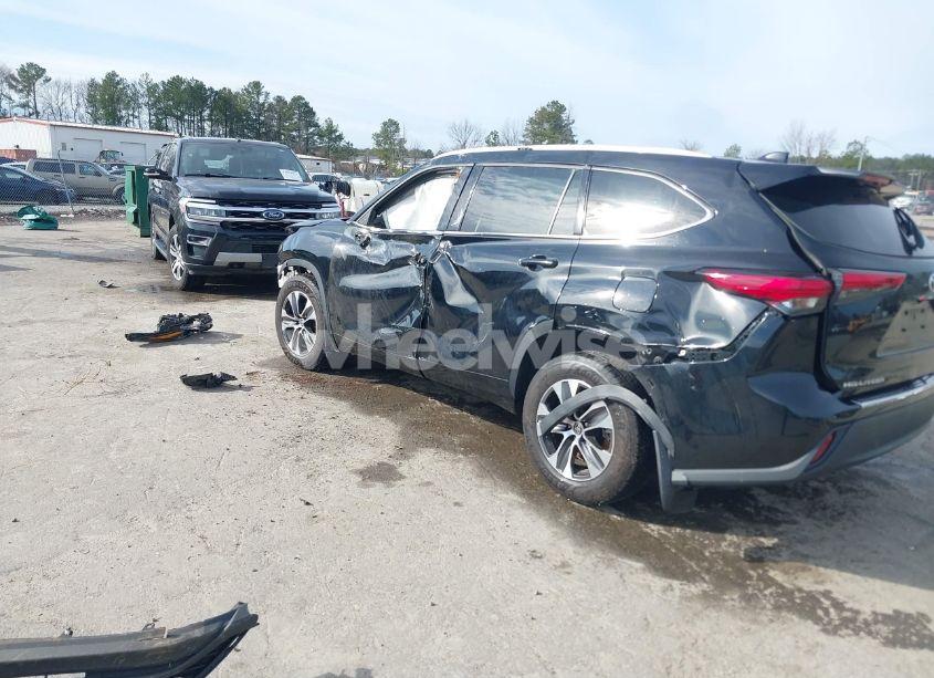 Photo 3 of 2022 Toyota Highlander XLE (VIN 5TDHZRBH2NS257729)