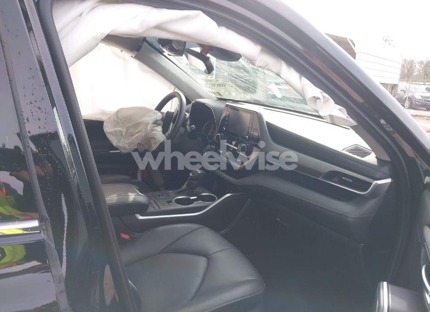 Photo 5 of 2022 Toyota Highlander XLE (VIN 5TDHZRBH2NS257729)