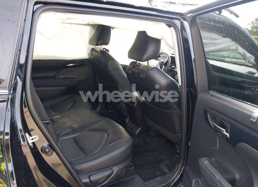 Photo 8 of 2022 Toyota Highlander XLE (VIN 5TDHZRBH2NS257729)