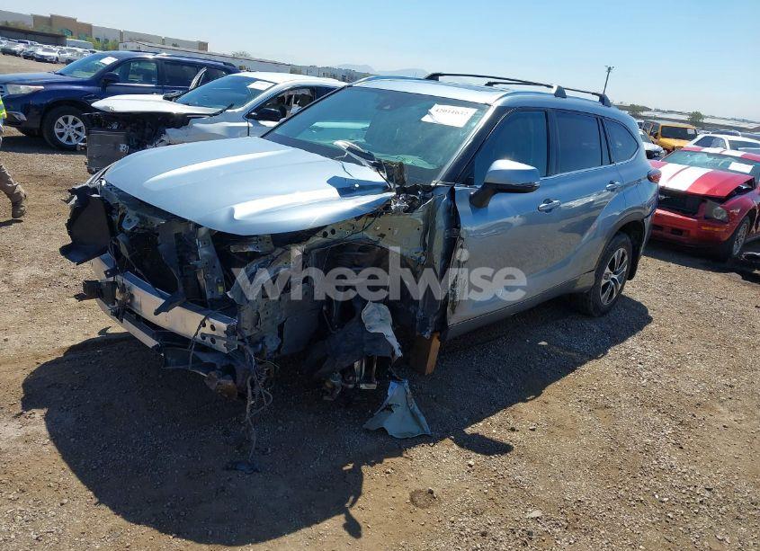 Photo 2 of 2020 Toyota Highlander XLE (VIN 5TDHZRBH3LS020065)