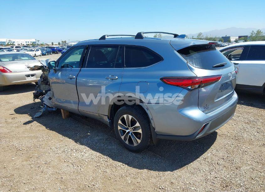 Photo 3 of 2020 Toyota Highlander XLE (VIN 5TDHZRBH3LS020065)