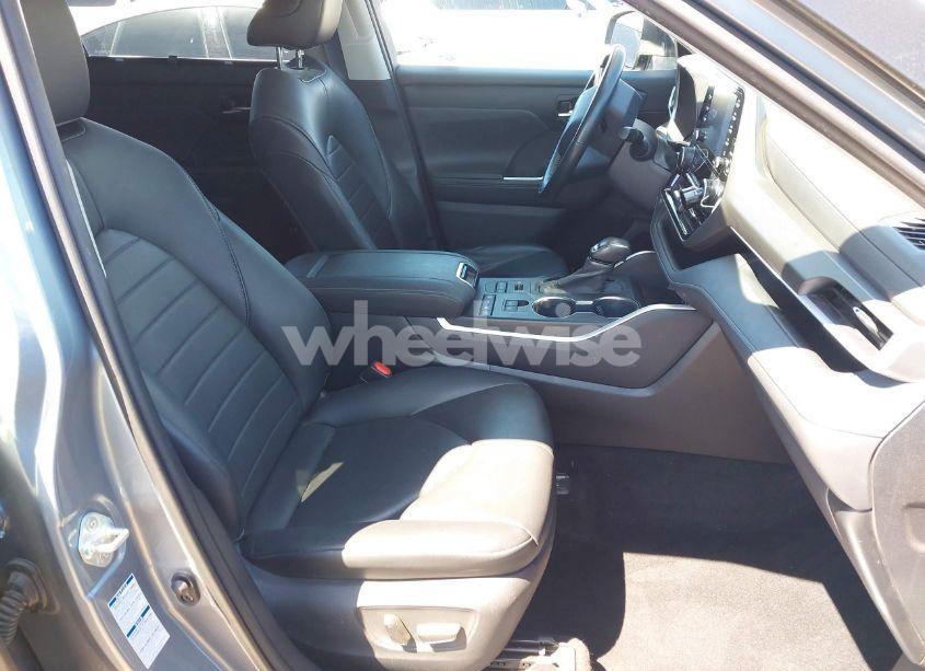 Photo 5 of 2020 Toyota Highlander XLE (VIN 5TDHZRBH3LS020065)