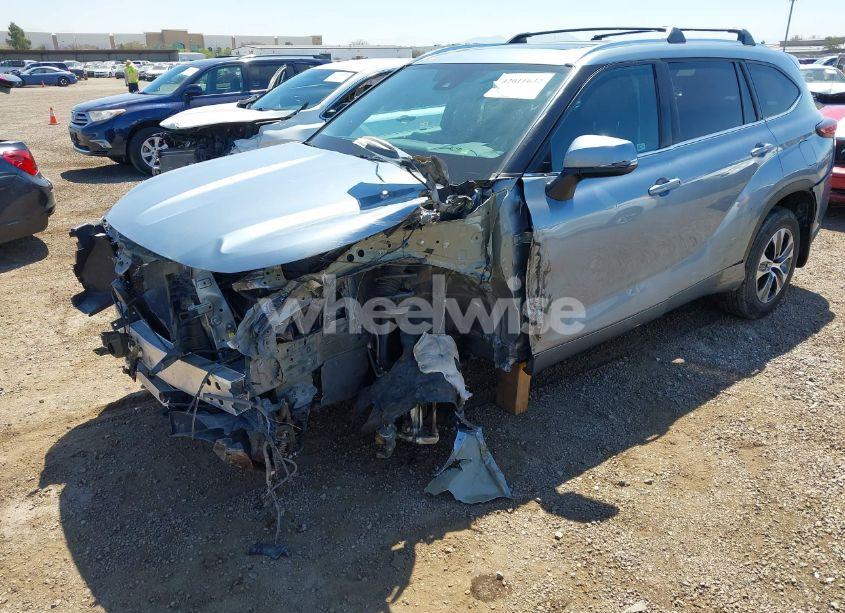 Photo 6 of 2020 Toyota Highlander XLE (VIN 5TDHZRBH3LS020065)