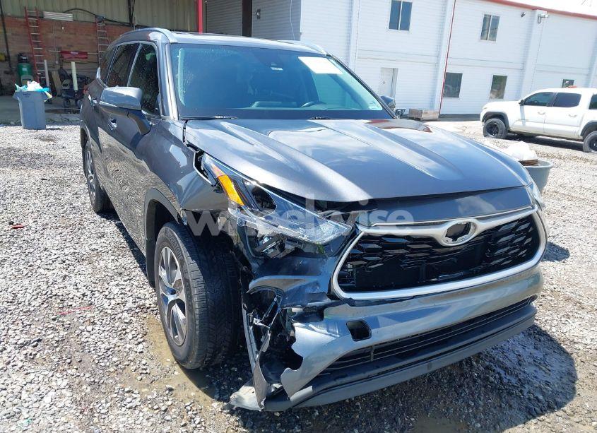 2021 Toyota Highlander XLE (VIN 5TDHZRBH3MS058736) main photo