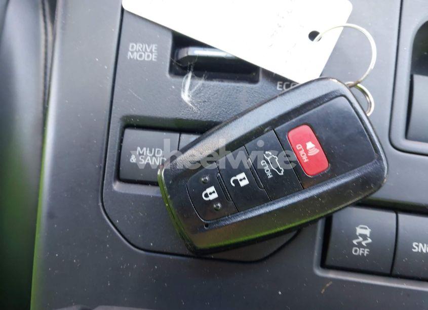 Photo 11 of 2021 Toyota Highlander XLE (VIN 5TDHZRBH3MS058736)