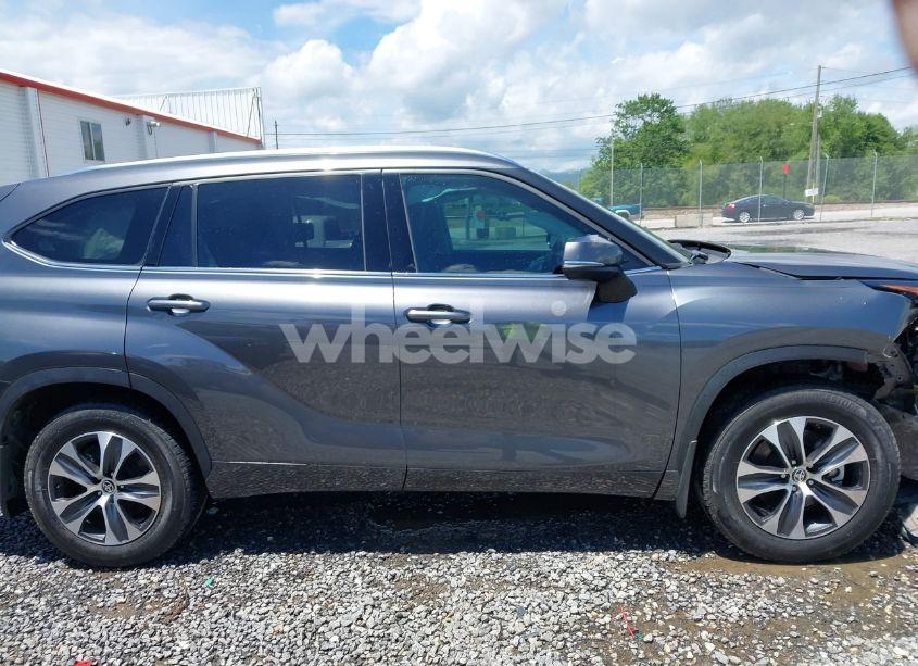 Photo 13 of 2021 Toyota Highlander XLE (VIN 5TDHZRBH3MS058736)