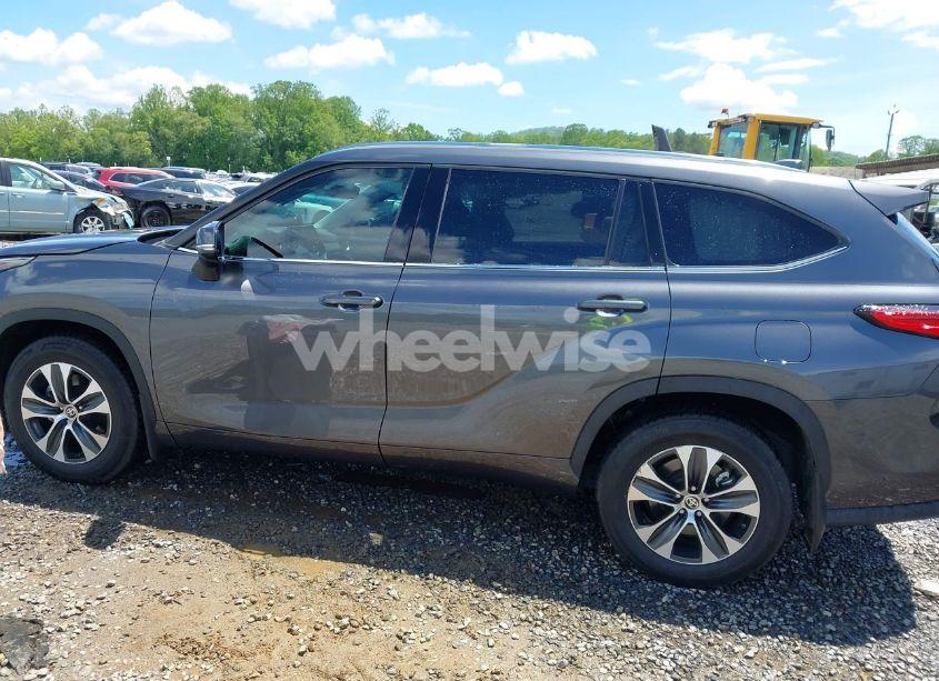 Photo 14 of 2021 Toyota Highlander XLE (VIN 5TDHZRBH3MS058736)