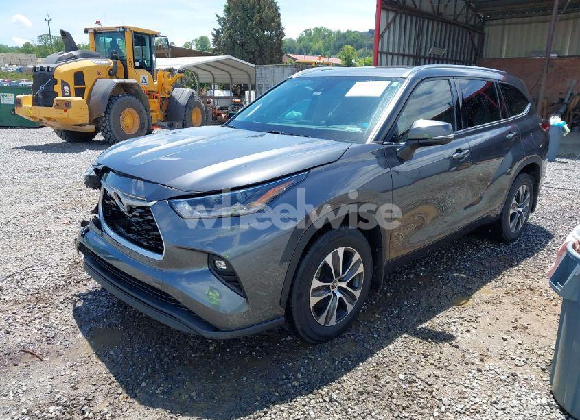 Photo 2 of 2021 Toyota Highlander XLE (VIN 5TDHZRBH3MS058736)